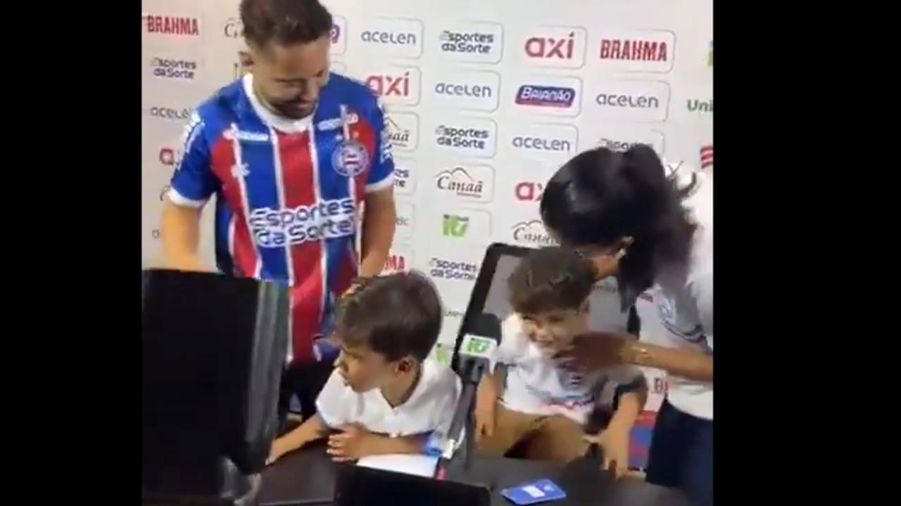 Filho de Everton Ribeiro canta hino do Flamengo na apresentação do pai...  pelo Bahia