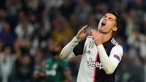 Central brasileiro recorda duelo com Ronaldo: «Começava a agarrá-lo para ele ficar irritado...»