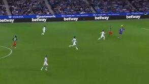 Guarda-redes da Real Sociedad protagoniza lance surreal, é expulso e 'obriga' à saída de André Silva