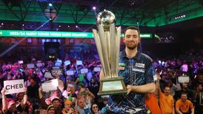Luke Humphries bate Luke Littler e é campeão mundial de dardos