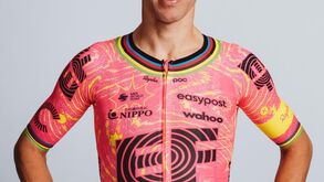 Ciclista Rui Costa mostra o novo equipamento que vai usar em 2024