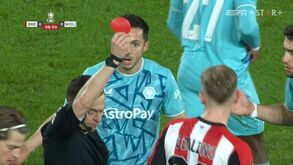 Cartão vermelho... em forma de círculo: adeptos ingleses confusos com novidade em jogo da Taça