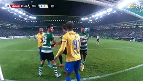 Golo do Estoril gerou confusão junto à baliza do Sporting, com amarelos para Adán e Heriberto