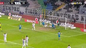 Grande lance de ataque do FC Porto e Toni Martínez a marcar num final de jogada confuso
