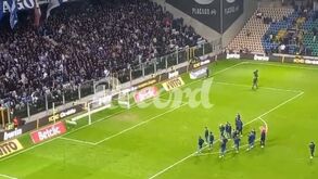 «Palhaços, joguem à bola»: adeptos do FC Porto revoltados com a equipa mostram lenços brancos