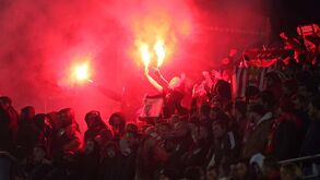 Claque do Benfica lança tochas e motiva interrupção de jogo em Arouca