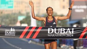 Tigist Ketema vence Maratona do Dubai na melhor estreia da história