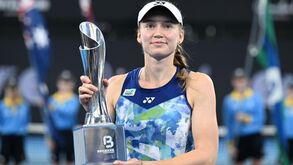 Rybakina 'vinga-se' de Sabalenka em Brisbane e Gauff defende o título em Auckland