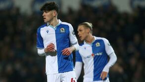 Insólito: Blackburn estreou miúdo de 15 anos e teve de dar-lhe uma camisola diferente da dos colegas