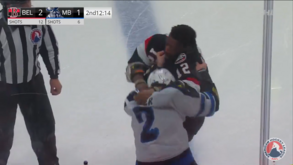 Jogadores de hóquei no gelo trocam murros durante 40 segundos e no final... acabam 'amigos'