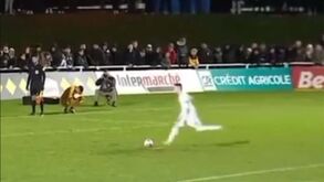 Será este o pior penálti à Panenka de sempre?