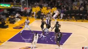 Jogada impressionante de LeBron James aos 39 anos: jogadores e público levam as mãos à cabeça