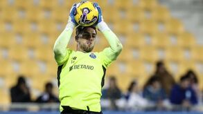 Gripe mantém Cláudio Ramos afastado do treino