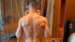 Cristiano Ronaldo mostra como trabalha braços e costas no ginásio