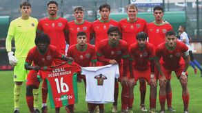 Jogadores do Marítimo B homenageiam Pedro Banga