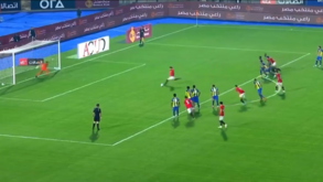 Salah falhou o terceiro penálti da época... mas desta vez teve a sorte do seu lado