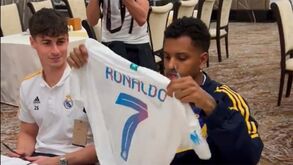 O insólito momento em que fã deu uma camisola de Cristiano Ronaldo... a Rodrygo
