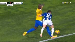 Má abordagem de Mangala e penálti: o segundo golo do FC Porto frente ao Estoril