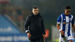 Homens respondem em campo ‘minado’