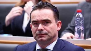 Escândalo sexual no Ajax afasta Overmars por mais um ano