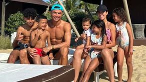 Cristiano Ronaldo partilha foto da família e diz sentir-se 'abençoado': «A minha vida»
