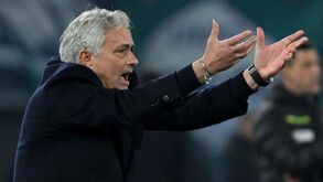 Mourinho lembra arbitragem em Portugal para criticar juiz do dérbi romano: «Um penálti do VAR...»