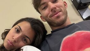 Pierre Gasly ao lado de Kika doente