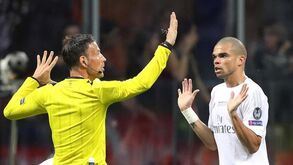 Ex-árbitro inglês coloca Pepe entre os jogadores que mais o irritaram: «Estava sempre a embirrar»