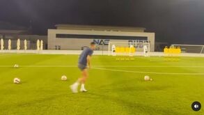 «Cris, vê e aprende»: Cristiano Ronaldo desafia o filho com este livre direto