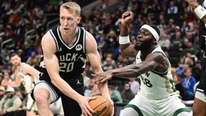 Neemias Queta soma mais 12 minutos na NBA na derrota dos Celtics diante dos Bucks