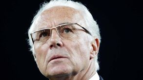 «Beckenbauer andou escondido, ficou profundamente magoado por ter sido acusado de suborno»