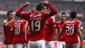Faz hoje 10 anos que o Benfica 'jogou' com 11 Eusébios contra o FC Porto: recorde as imagens da homenagem ao Pantera Negra