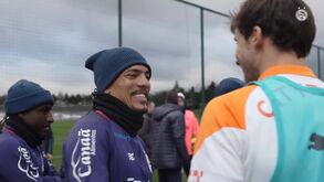Rúben Dias recebe Gilberto em Manchester: «'Olhó' gajo! Está frio para c.... aqui
