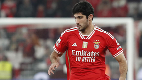 Saída de Gonçalo Guedes travada