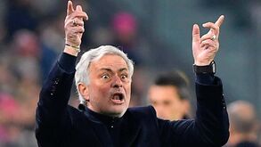 José Mourinho dá murro na mesa: «Não aceito que questionem o meu profissionalismo!»