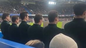 Escovaram os dentes e até... leram um livro: grupo misterioso de homens chamou a atenção em Stamford Bridge