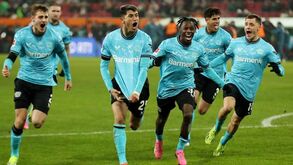 Bayer Leverkusen vence Augsburgo no último fôlego do jogo