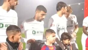 Jogadores do Sporting protegem crianças da chuva e frio em Chaves