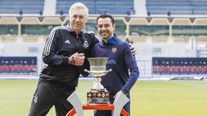 Ancelotti e Xavi na edição da época passada, onde o Barcelona levou a melhor