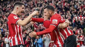 Athletic Bilbao vence dérbi basco e sobe ao 3.º lugar em Espanha
