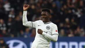 Aurélio Buta celebra número redondo na vitória do Eintracht Frankfurt