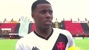 Vasco da Gama perde e adeptos não perdoam: jogador é atingido por garrafa na flash-interview