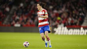 Granada oficializa fim do empréstimo de Álvaro Fernández: lateral a caminho do Benfica
