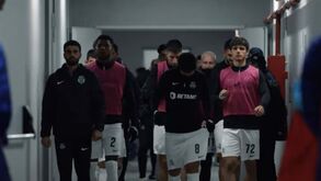 Chuva, muito frio e três pontos na bagagem: Sporting mostra bastidores do jogo em Chaves 