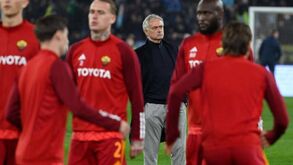 Jogadores apanhados de surpresa com saída de José Mourinho: dono da Roma foi ao balneário