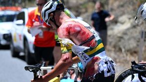 Arrepiante: ciclista fica com as costas em sangue após queda no Tour Down Under