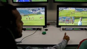 Árbitros vão passar a explicar decisões do VAR nos estádios em Portugal