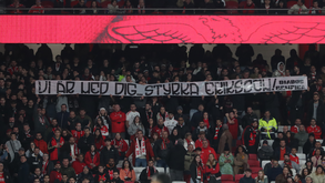 «Estamos contigo, força Eriksson»: Diabos Vermelhos com mensagem para o ex-treinador do Benfica