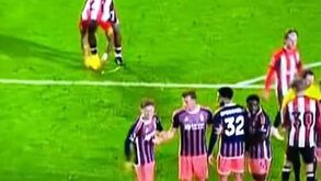 Desviou a espuma... e marcou: a 'malandrice' de Toney no primeiro golo do Brentford