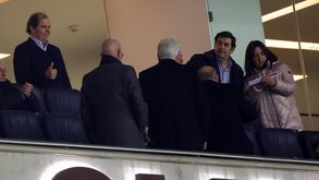 João Koehler na tribuna do Dragão perto de Pinto da Costa
